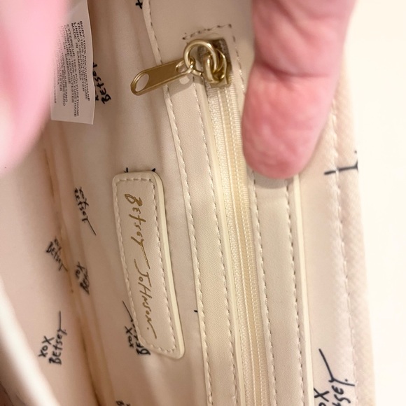 Betsey Johnson Viral Gummy Bear Candy Cream Crossbody Bag with Ice Cream Charm - Picture 11 of 12